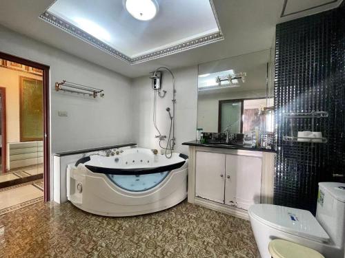uma grande casa de banho com banheira e chuveiro em Beautiful sea view beach front condo em Pattaya Sul