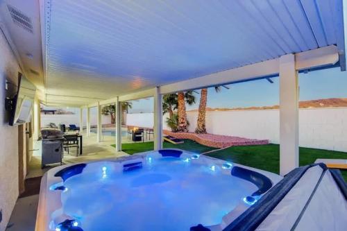 1-Story Getaway w Pool, Jacuzzi & Firepit, Sleeps 10