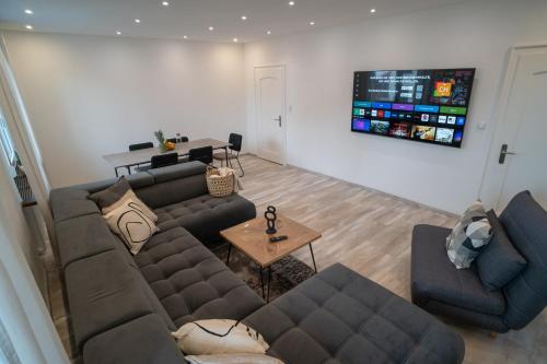 sala de estar con 2 sofás y TV en MOREHOME Apartments, Center,Parking 180qm, en Bad Wörishofen