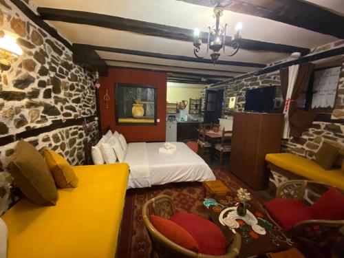 Кровать или кровати в номере Traditional Guesthouse Erato