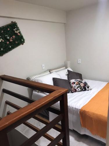 - une petite chambre avec un lit et un escalier dans l'établissement Residencial Estrela Guia 1, à Cabo Frio