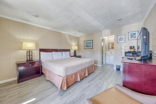 Habitación de hotel con cama y TV en Royal Inn, en Oneida