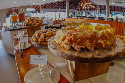 弗洛里亚诺波利斯Costao do Santinho Resort All Inclusive的展示各种面包和糕点的面包店