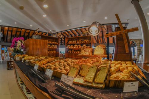 弗洛里亚诺波利斯Costao do Santinho Resort All Inclusive的有多种面包种类的面包店