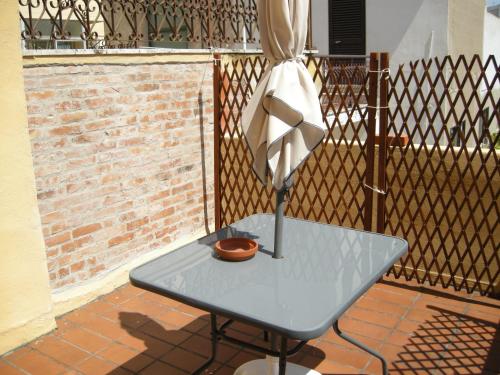 a blue table with a vase on it on a patio at Civico10, appartamento centrale con parcheggio e terrazzo in Piombino