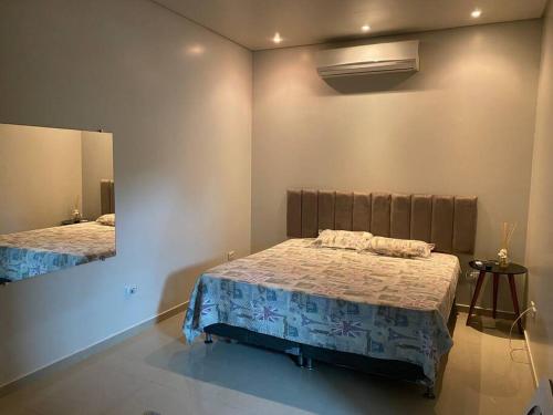 1 dormitorio con 2 camas y un espejo grande en Casa Rondônia Rural show!, en Ji-Paraná