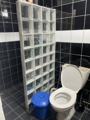 Le Zonappart في Pamandzi: حمام به مرحاض وجدار زجاجي مسدود