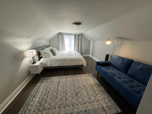 Ένα ή περισσότερα κρεβάτια σε δωμάτιο στο Spacious Retreat Near Convention Centers home