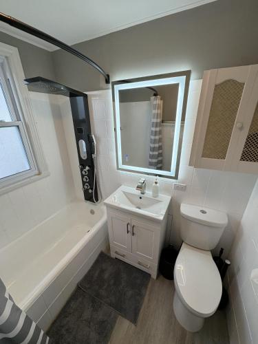 Ένα μπάνιο στο Spacious Retreat Near Convention Centers home