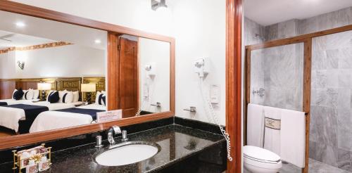 La salle de bains est pourvue d'un lavabo, d'un lit et d'un miroir. dans l'établissement CASA MAYES, à Pátzcuaro