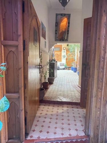 einen Flur mit Tür und Fliesenboden in der Unterkunft Riad Jenan Adam in Marrakesch