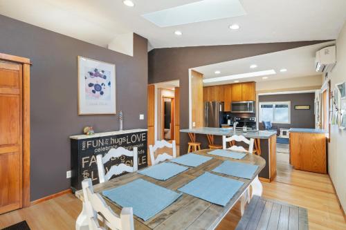 Η κουζίνα ή μικρή κουζίνα στο Lake View House W Beautiful Acres To Explore