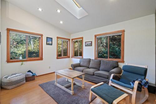 Χώρος καθιστικού στο Lake View House W Beautiful Acres To Explore