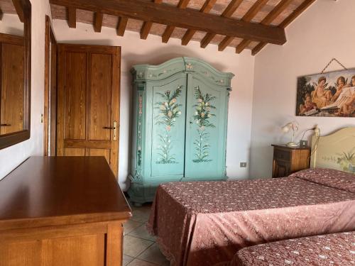 AlbettoneにあるRustico del vignetoのベッドルーム1室(ベッド2台、青いキャビネット付)