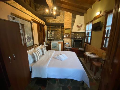 una camera con un grande letto bianco di Traditional Guesthouse Erato a Palaios Panteleimon