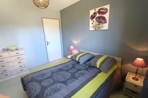 Schlafzimmer mit einem Bett, einer Kommode und einem Spiegel in der Unterkunft La maison de Béa in Le Rouget