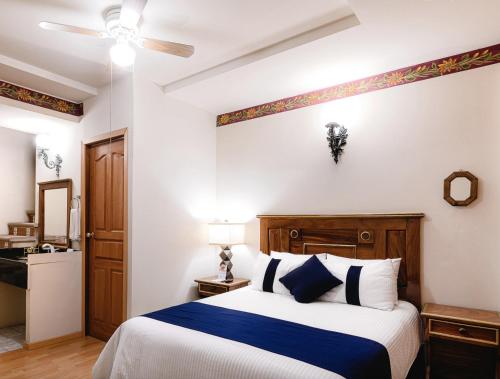 a bedroom with a bed and a ceiling fan at CASA MAYES in Pátzcuaro