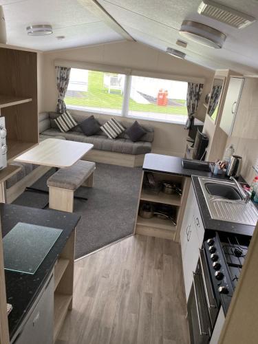 una pequeña cocina y sala de estar en una caravana en Family Caravan, Seton sands, Haven holiday village, en Port Seton