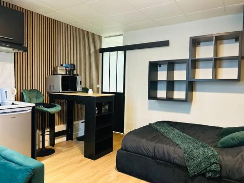 - un salon avec un canapé et une table avec un four micro-ondes dans l'établissement Joli Studio Cosy proche gare, à Noisy-le-Sec