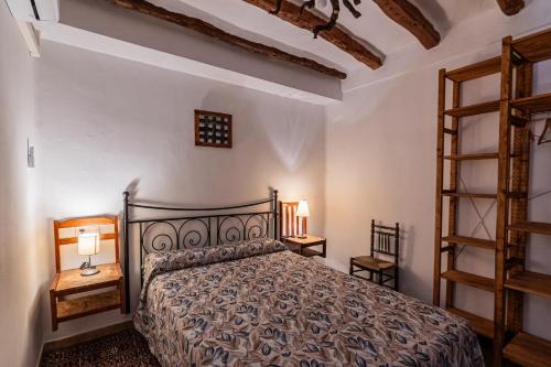 1 dormitorio con 1 cama y 2 mesitas de noche en Casa Rural El Olivo en Villamalea