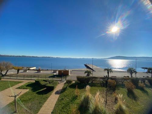 Photo de la galerie de l'établissement Appartement climatisé proche des Thermes avec balcon et parking à Balaruc-les-Bains - FR-1-503-78, à Balaruc-les-Bains