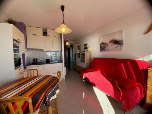 Photo de la galerie de l'établissement Appartement climatisé proche des Thermes avec balcon et parking à Balaruc-les-Bains - FR-1-503-78, à Balaruc-les-Bains