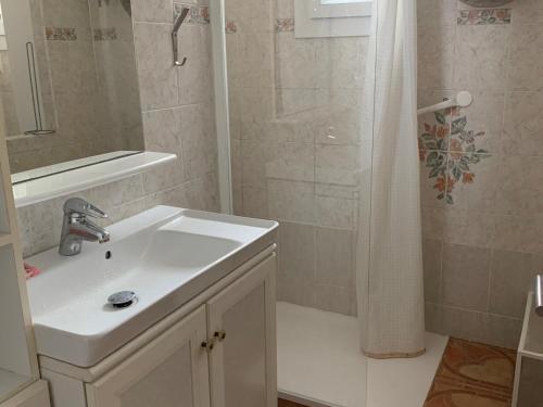 Kúpeľňa v ubytovaní Charmant T2 de 39m2 face au Parc Général de Gaulle à Balaruc-les-Bains, proche des Thermes - FR-1-503-144