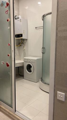 un bagno con lavatrice e lavatrice di Rasul Rza a Baku