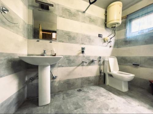 y baño con lavabo y aseo. en Hodophile Home Manali, en Manali