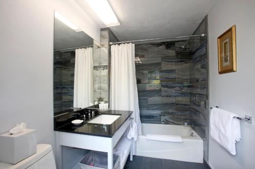 een badkamer met een wastafel en een bad bij Pleasant Bay Village Resort in Chatham