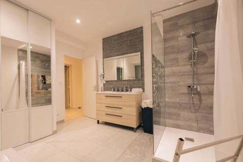 y baño con ducha y lavamanos. en Tanière urbaine, en Lons-le-Saunier