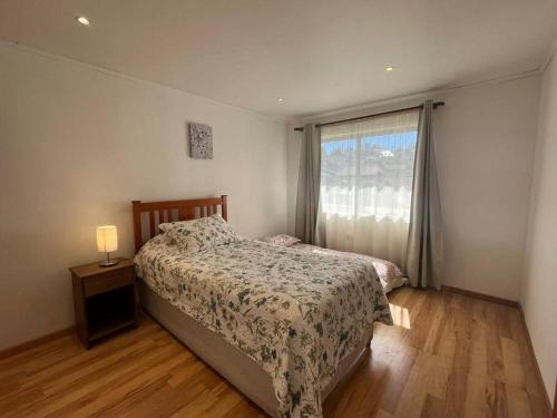 a bedroom with a bed and a window at Casa con inmejorable ubicación in Concepción