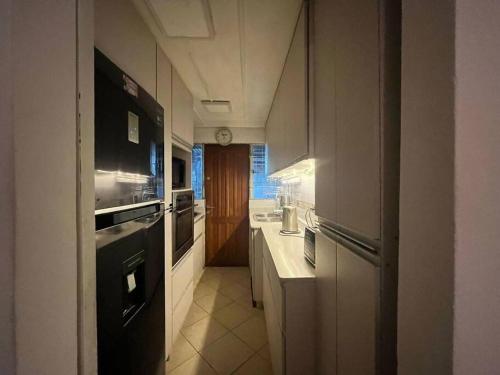 コンセプシオンにあるCasa con inmejorable ubicaciónのキッチン(黒い冷蔵庫、コンロ付)