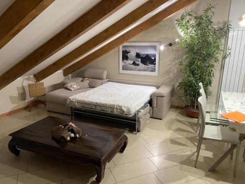 una camera da letto con letto e tavolo in mansarda di Casa Poli a Torino