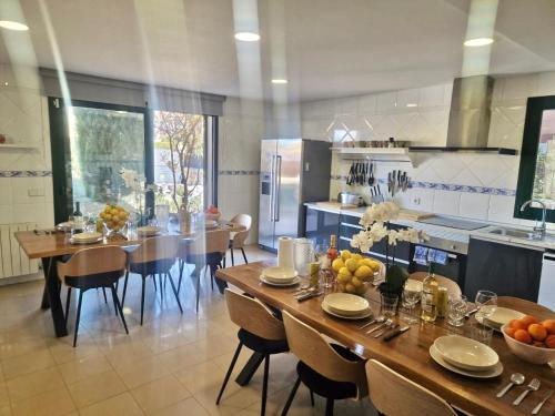 a kitchen and dining room with a table and chairs at Villa Dolce Vita in Marratxí 