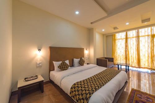 a bedroom with a large bed and a window at Mountain view resort in Manāli