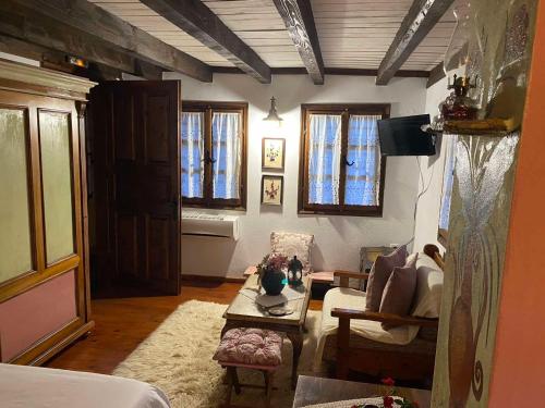 un soggiorno con divano e tavolo di Traditional Guesthouse Erato a Palaios Panteleimon