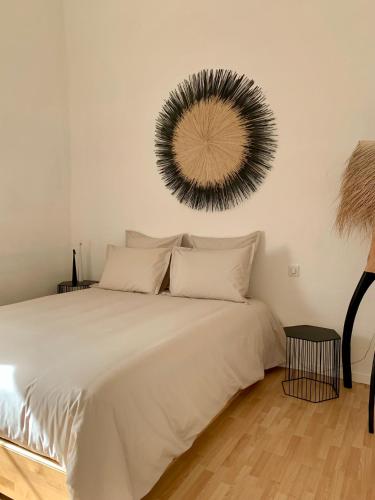 Schlafzimmer mit einem Bett und einem Wandspiegel in der Unterkunft Les Terrasses des Antiques 2 in Saint-Rémy-de-Provence
