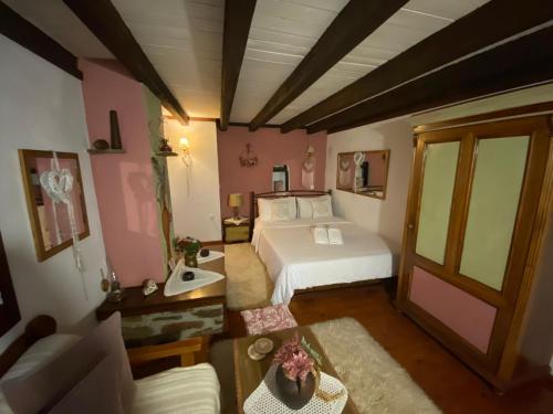 Кровать или кровати в номере Traditional Guesthouse Erato
