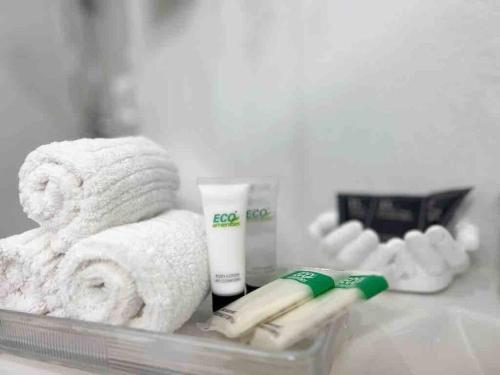 estante con toallas y cepillos de dientes en la barra del baño en Tropical Oasis Modern Home with Backyard, en Miami
