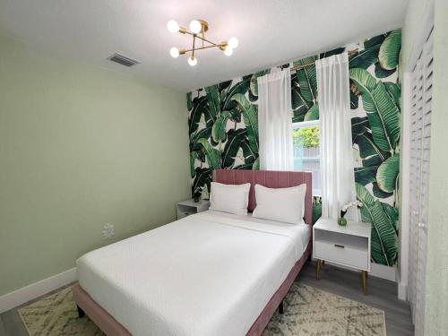 1 dormitorio con cama blanca y ventana en Tropical Oasis Modern Home with Backyard, en Miami