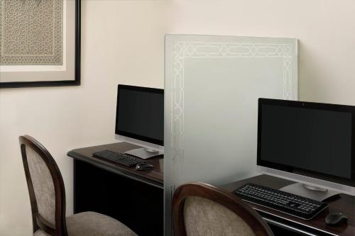 TV a/nebo společenská místnost v ubytování InterContinental Dar Al Iman Madinah by IHG