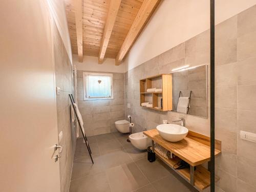 a bathroom with two toilets and a sink at Albergo Ristorante Fratte in Fregona