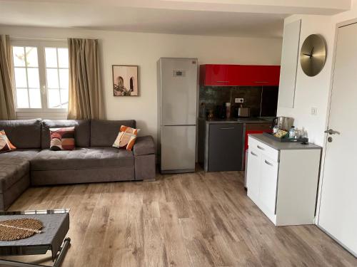 un salon avec un canapé et une cuisine dans l'établissement Appartement Vue mer Centre ville, à Ajaccio