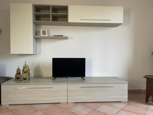 een tv op een dressoir in een woonkamer bij Burago Flat in Burago di Molgora