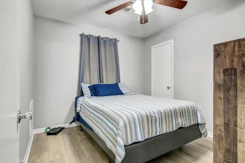Ένα ή περισσότερα κρεβάτια σε δωμάτιο στο Comfy 3 bedroom home w/ fenced yard