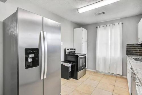 Η κουζίνα ή μικρή κουζίνα στο Comfy 3 bedroom home w/ fenced yard