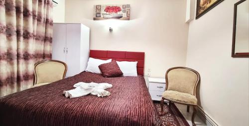a bedroom with a bed with a stuffed animal on it at 5 kişilik 2 odalı stüdyo daire in Istanbul