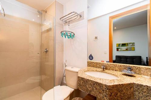 a bathroom with a toilet and a sink and a shower at GS Properties - Nobile Monumental in Brasilia