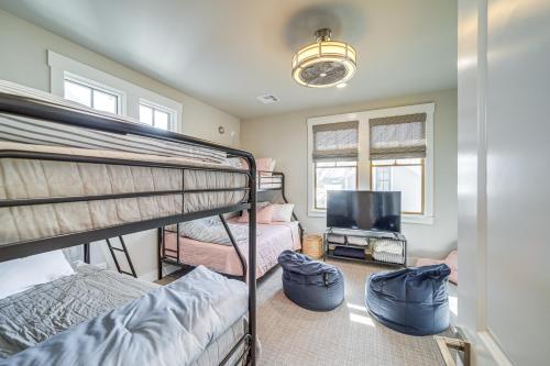 een slaapkamer met 2 stapelbedden en een flatscreen-tv bij Cozy Carlton Landing Home - Pools and Lake Access in Canadian